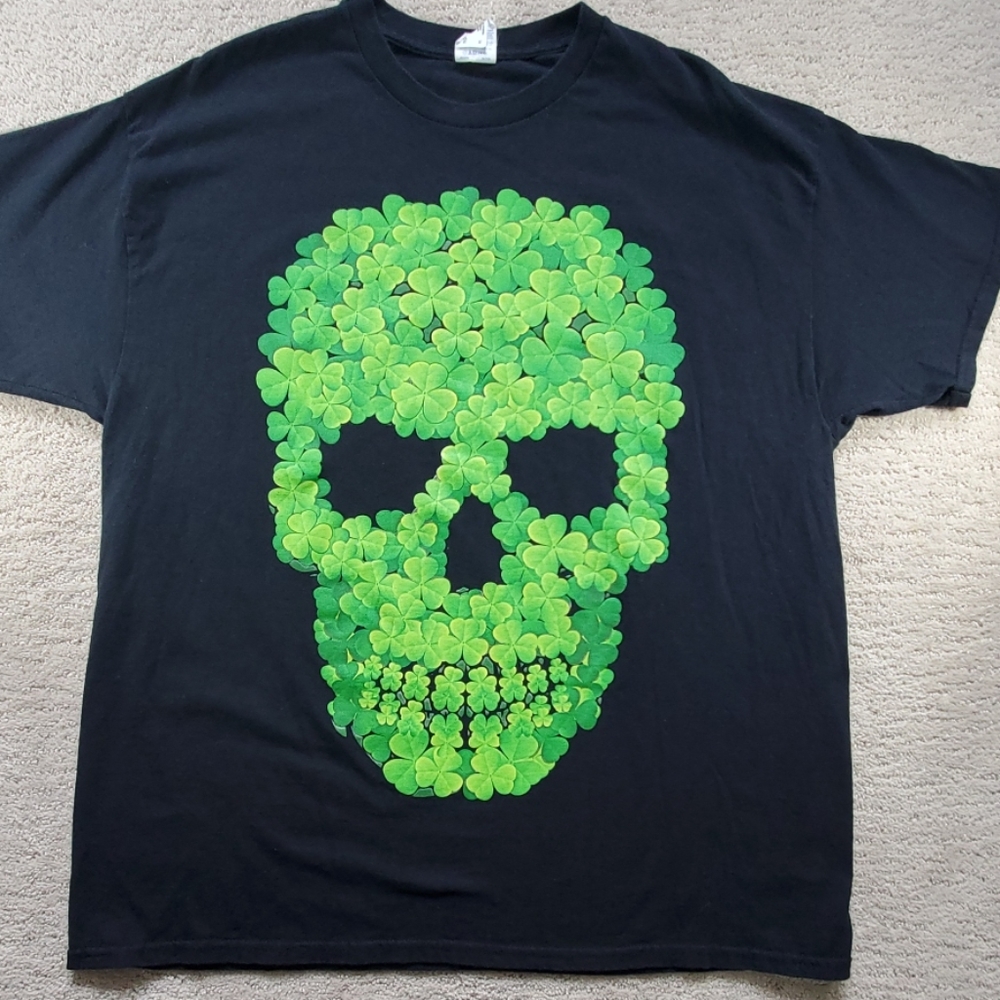 Shamrock skull graphic shirt